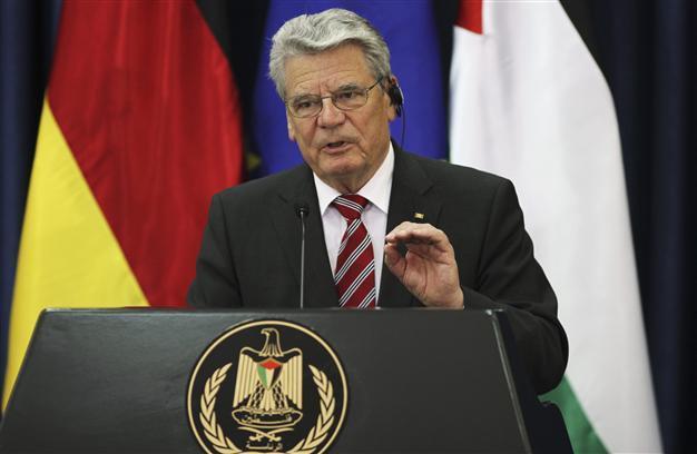 Germany ashamed over WWII revenge on Czech villages: Gauck