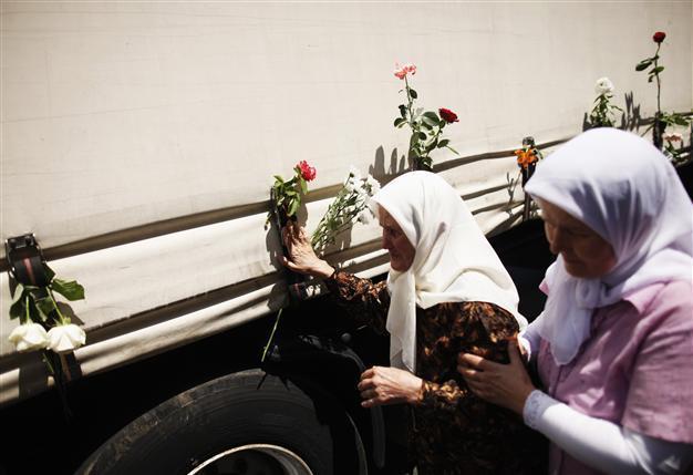 Hundreds pay respect to Srebrenica victims