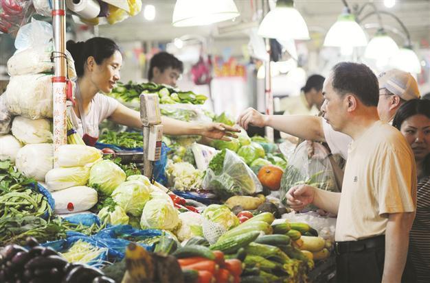 China inflation falls, giving room to promote spending