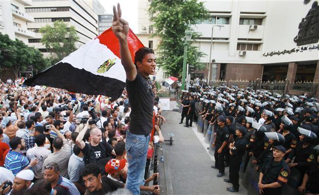 Morsi in showdown with Egypt’s army, judiciary