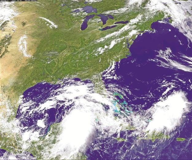 Oil firms evacuate workers from Gulf of Mexico plants