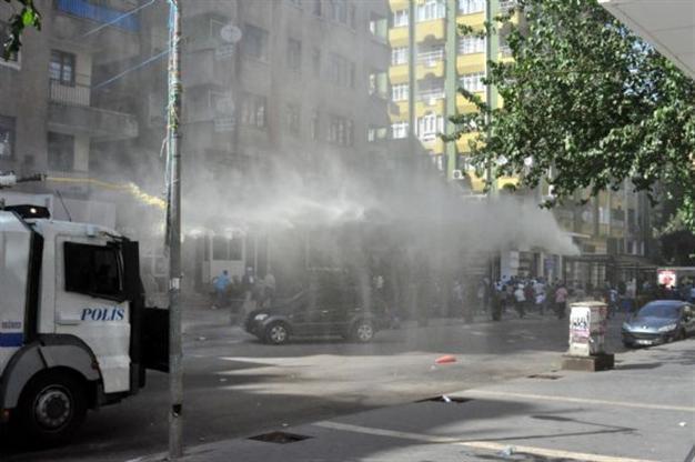 Clashes erupt over banned meeting in SE Turkey