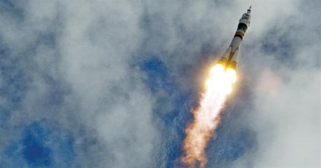 Rocket launches new crew to space