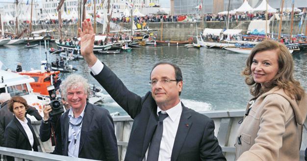 Hollande’s companion dismayed by her tweet