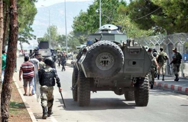 Syrians revolt, fly own flag at refugee camp in Turkey