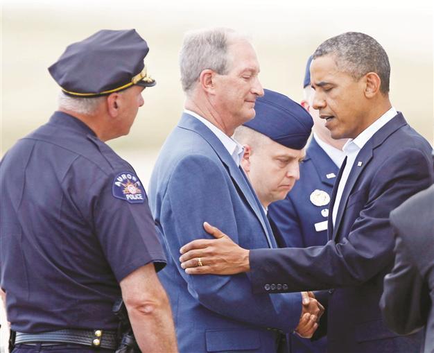 Obama shows solidarity with Colorado victims