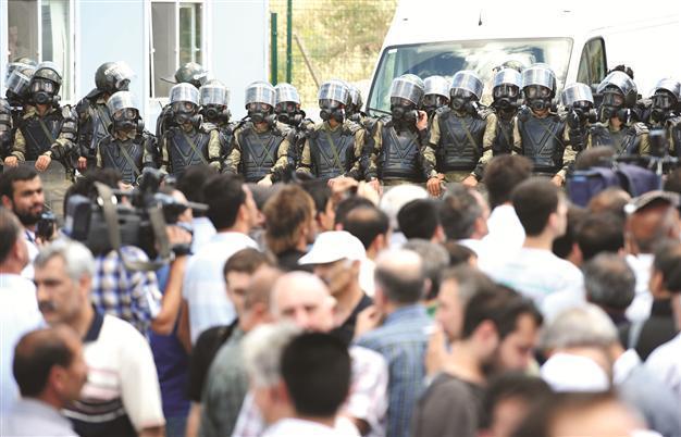 Lawyers protest court after row over Kurdish