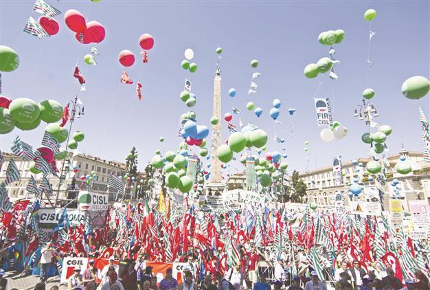 Italian MPs approve budget cuts