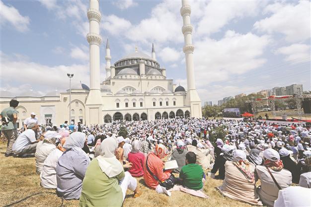 PM Erdoğan opens major mosque on Anatolian side