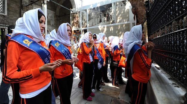 Beauty pageant contestants pray at Istanbul holy site
