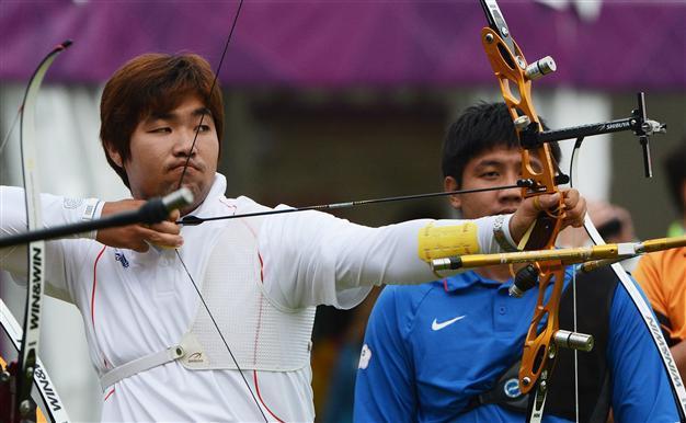 Legally blind archer sets first world records