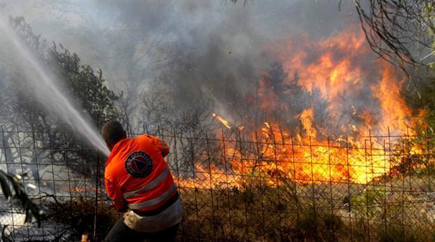 Six injured in blaze raging in southern Greece