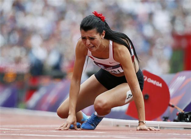 Turkish runner limps over the finish line to ovation