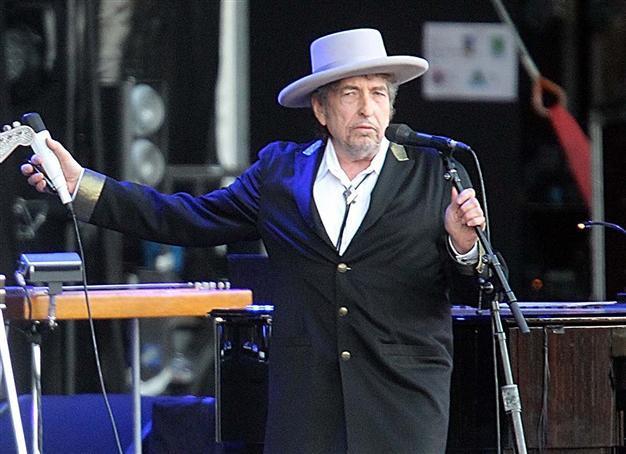 Writer quits New Yorker over fabricated Dylan quotes