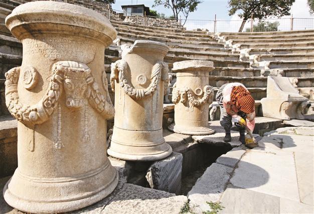 A new project enables women to take part in excavations at Metropolis site