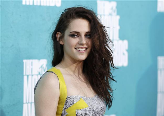 Twilight star issues apology after fling with married director
