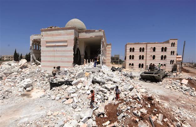 Syria town bordering Turkey fades into ruin