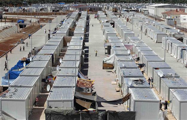Syrian general among 1,000 refugees fleeing to Turkey
