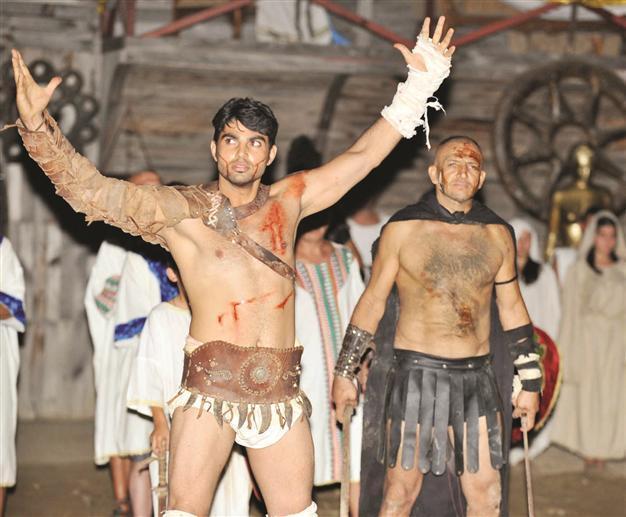 Gladiator shows on arena expect interest