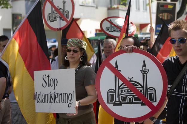Far-right group shows Mohammed cartoon at Berlin mosque