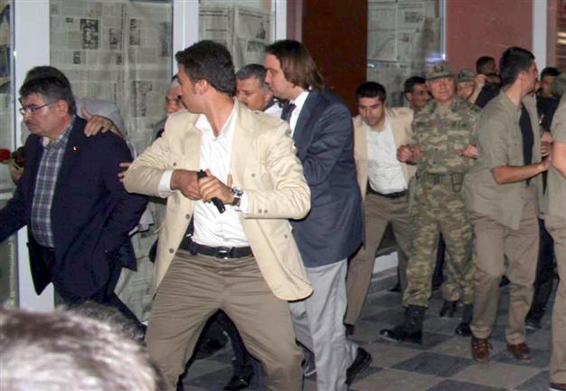 Turkish minister attacked with stones in Turkeys southeast