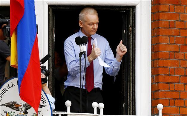 Assange appears on balcony of Ecuadors London embassy
