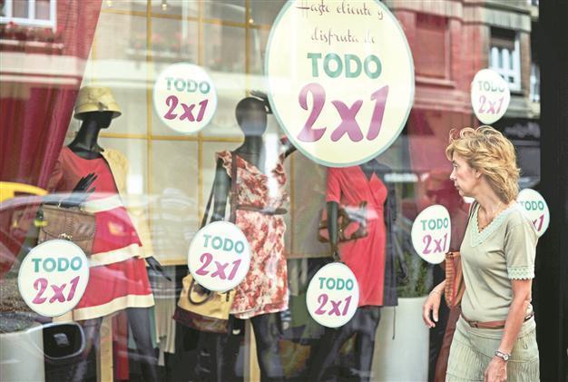 Euro falls to 12-year low against yen amid rising Spanish worries