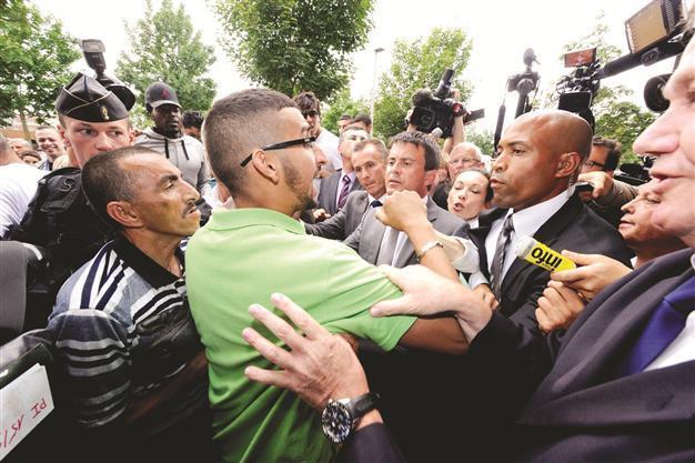 Minister booed after riots in France
