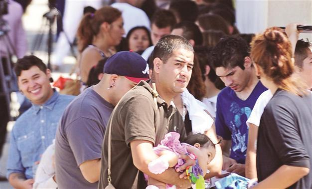 Immigrants sign up for Obama’s new program