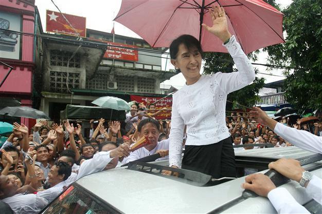 Myanmar’s gov’t ends media censorship