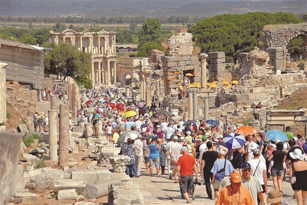 Turkey sees 2 mln drop in tourism due to crises