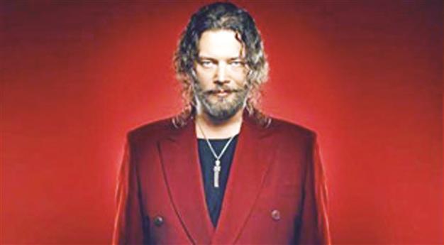 İskender Paydaş performs on İzmir stage