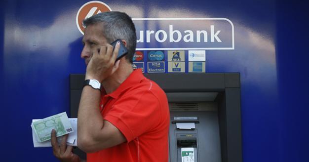 Greeks withdraw cash, stock food ahead of vote