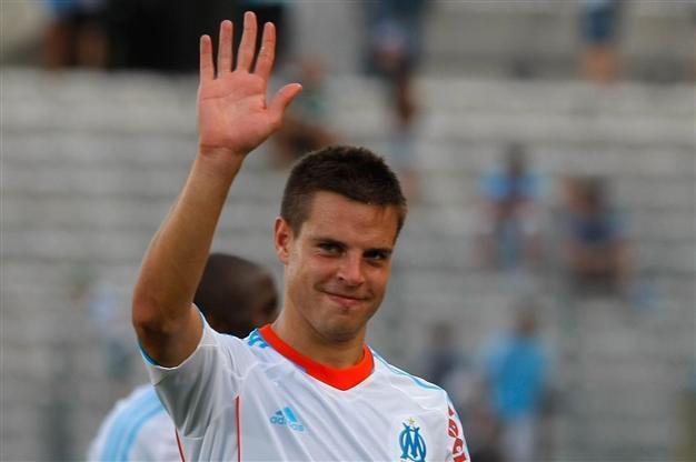 Chelsea signs Spanish defender Cesar Azpilicueta