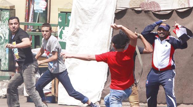 Egyptian liberals clash with Morsi supporters