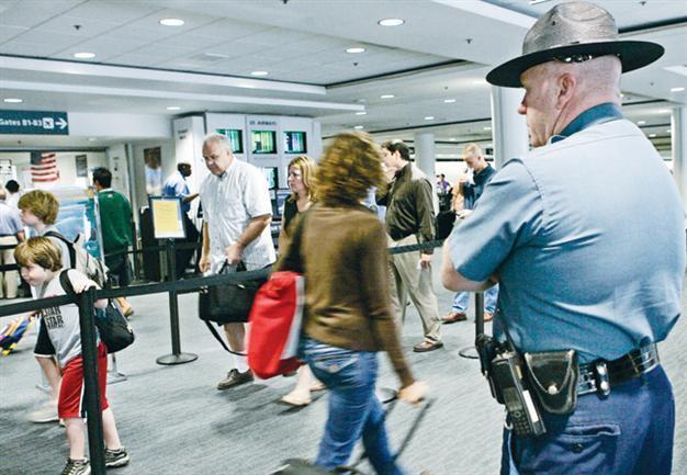 US airlines tell what to wear