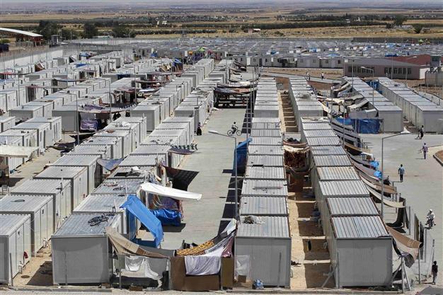 Struggling to cope, Turkey stops refugees on Syrian border