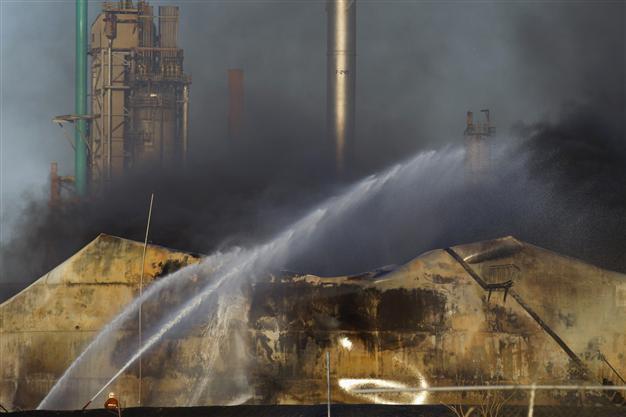 Deadly Venezuelan refinery fire flares up