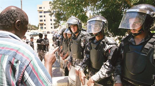 Jordan police fire tear gas at Libyan protesters