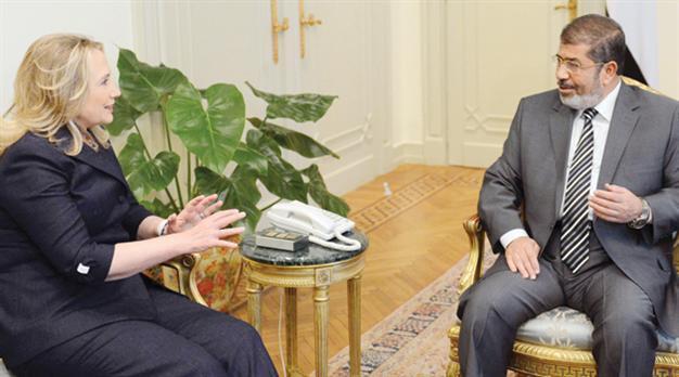 Clinton to top generals: Back Egypt democracy