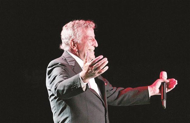 Tony Bennet performs for Istanbul fans