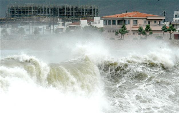 Typhoon Bolaven heads for Korea after lashing Japan