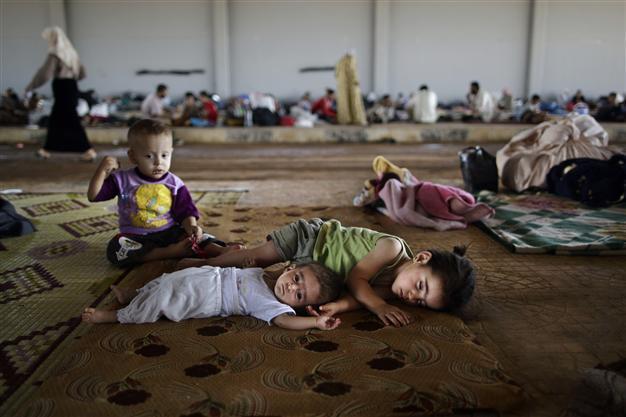 7,000 Syrian refugees massed at Turkish border: official