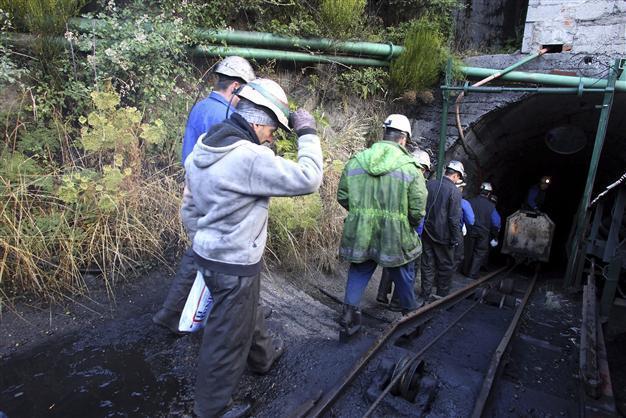 Italy miners barricade themselves underground with explosives