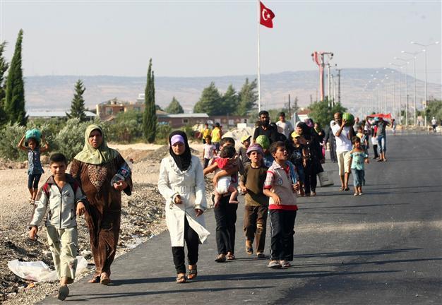 9,000 Syrian refugees massed at Turkish border: official