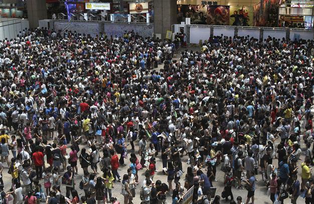 Taiwan minister calls on men to sit down to pee