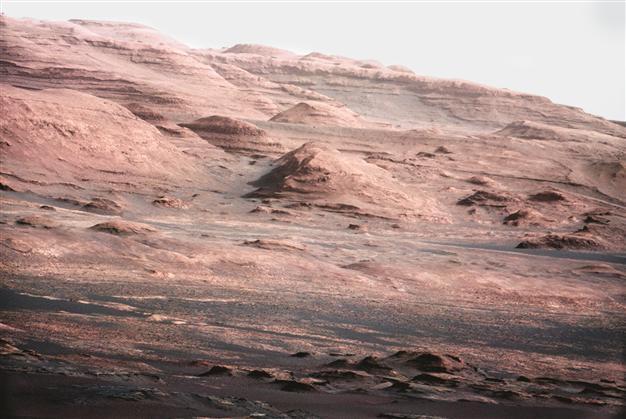 Curiosity takes first detailed, color images