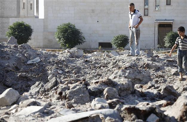 Syria air strike kills 18, Gulf states slam Damascus