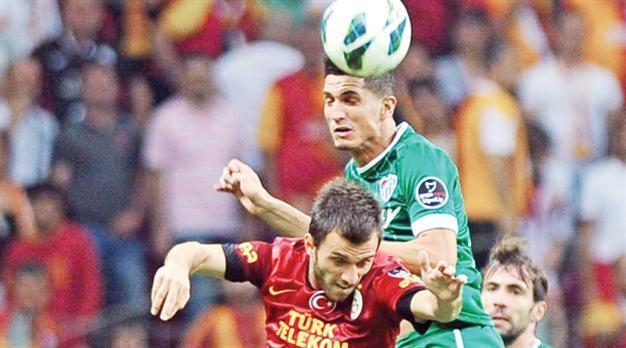 Galatasaray moves atop league standings