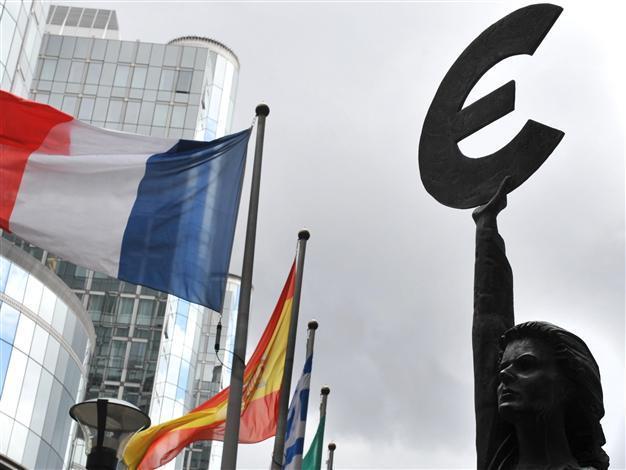 Investors shrug off Moodys negative EU rating outlook